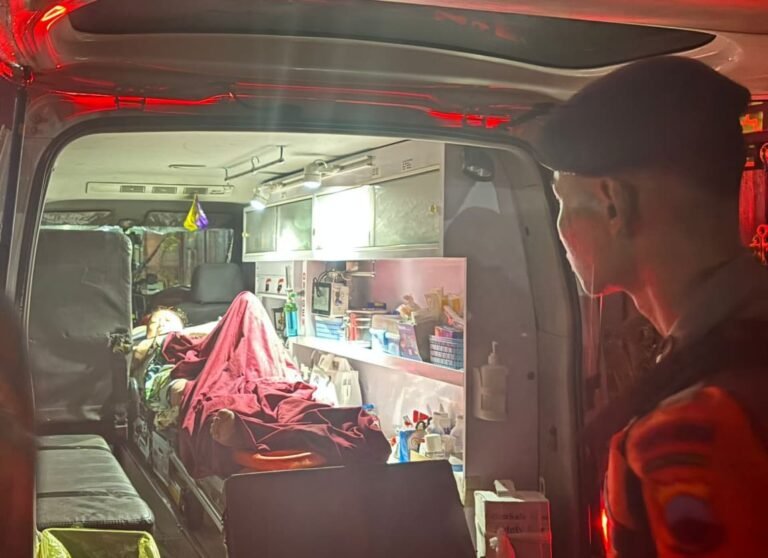 SAR SatBrimob Polda Jateng, Selamatkan Warga Sakit Terjebak Banjir di Tembalang