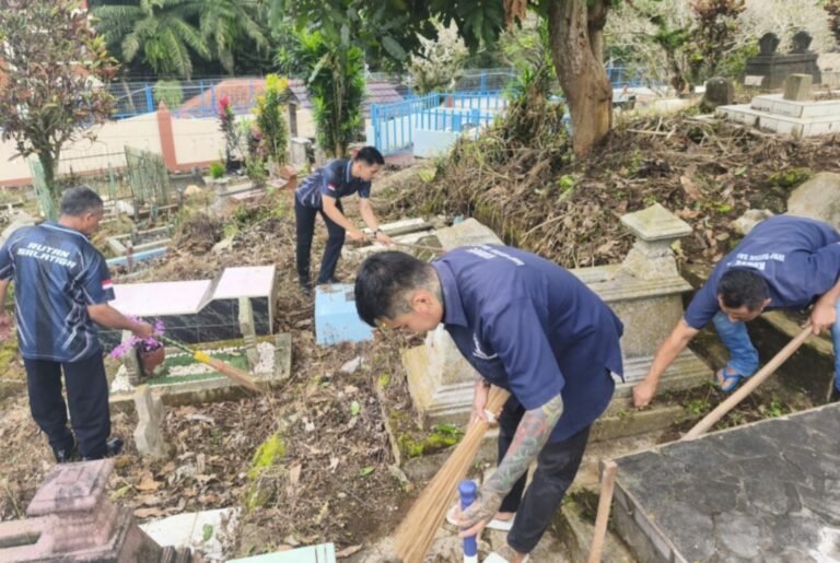 Sambut Ramadhan Wabin dan  Pegawai Rutan Bersih- Bersih Makam dan Masjid