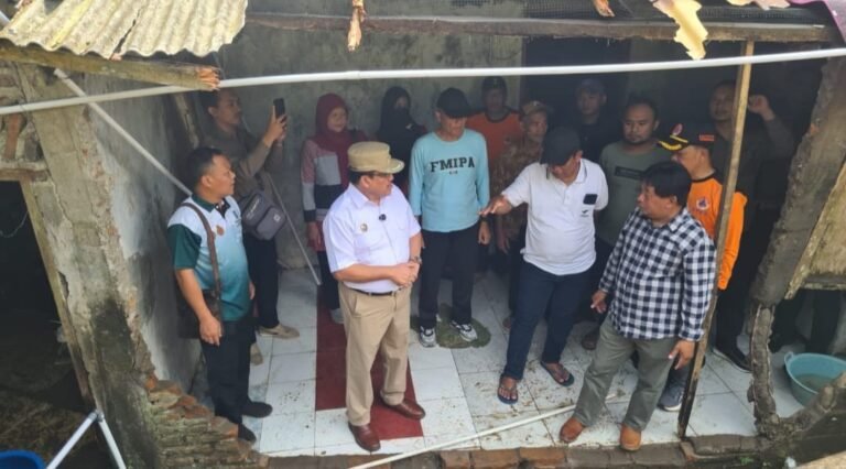 Tinjau Longsor dan Banjir, Wali Kota Tegaskan Kelalaian Konstruksi Tak Boleh Terulang