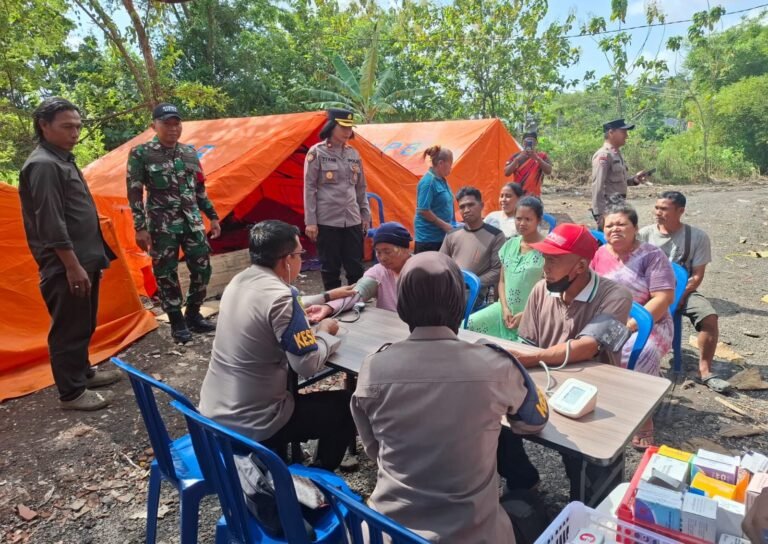 Tim Dokkes Polrestabes Beri Layanan Kesehatan Warga Pengungsian Kampung Sekip