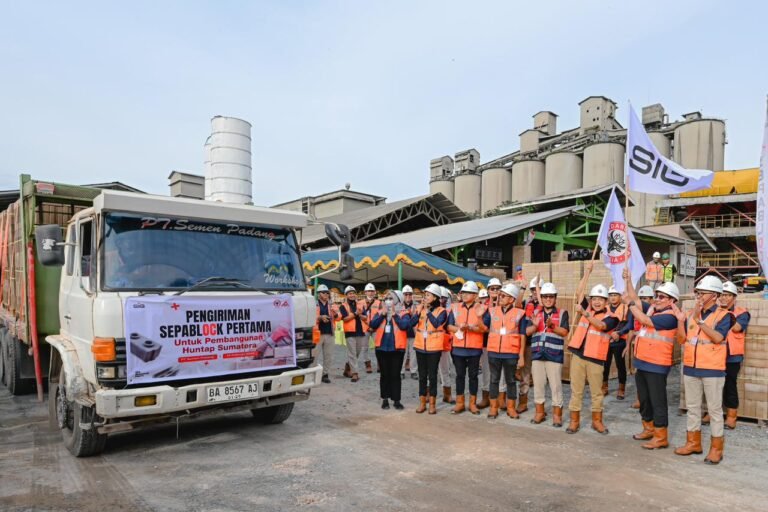 SIG Kirim 36.000 Bata Interlock Presisi untuk Huntap Korban Banjir di Padang