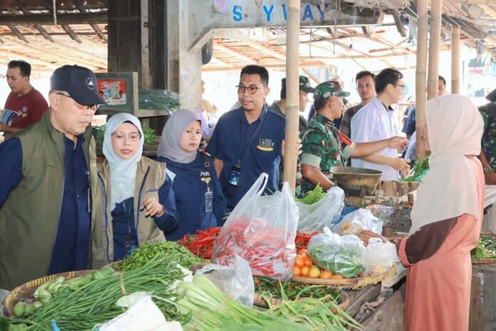 SIDAK PASAR- Wakil Direktur Utama Perum BULOG, Mayor Jenderal TNI (Purn) Marga Taufiq, memimpin langsung sidak pasar di Pasar Pagi Kota Tegal, Selasa (24/2/2026), didampingi Pemimpin Kanwil Jawa Tengah, Sri Muniati, dan Pemimpin Cabang Tegal, Agung Rohman. FOTO : DOK.HUMAS/ANING KARINDRA/JATENG POS