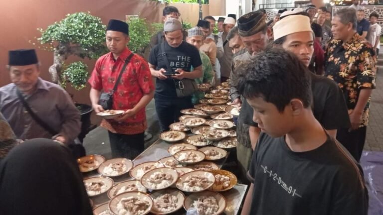 Buka Puasa Gratis Masjid Djauharotul Imamah  Diwarnai Suasana Kekeluargaan Penuh Bermakna