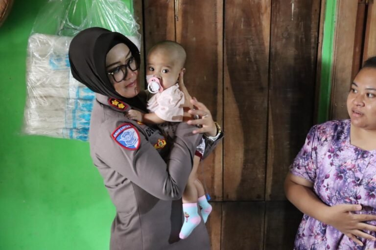 Kapolres Sragen Kunjungi Bayi Pejuang Jantung di Beloran