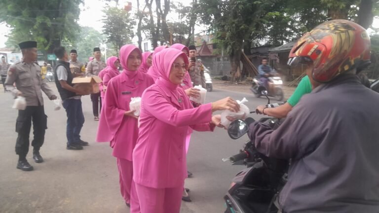 Bhayangkari Kudus Kota Bagikan Ratusan Takjil di Singocandi