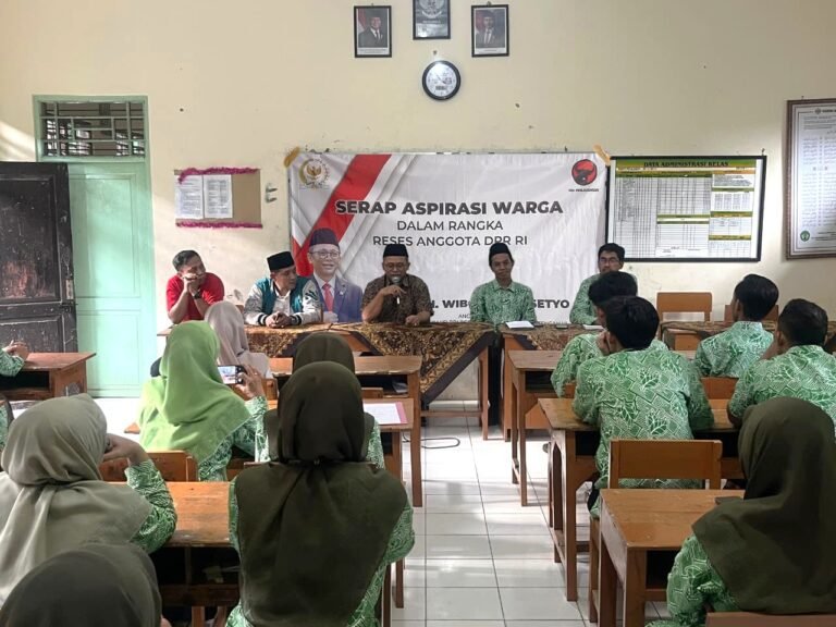 Digitalisasi dan Kesejahteraan Guru Jadi Fokus Dialog Reses di MTs Jumo