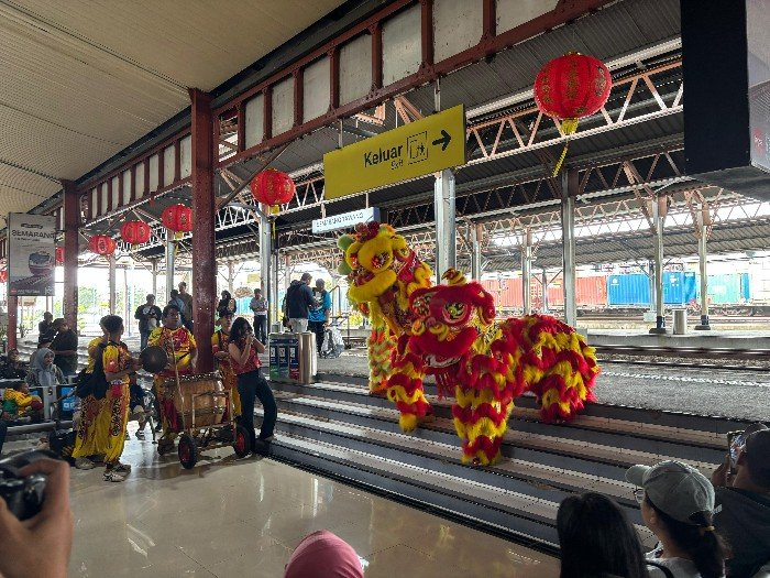 Barongsai Hibur Pelanggan KA di Stasiun Semarang Tawang