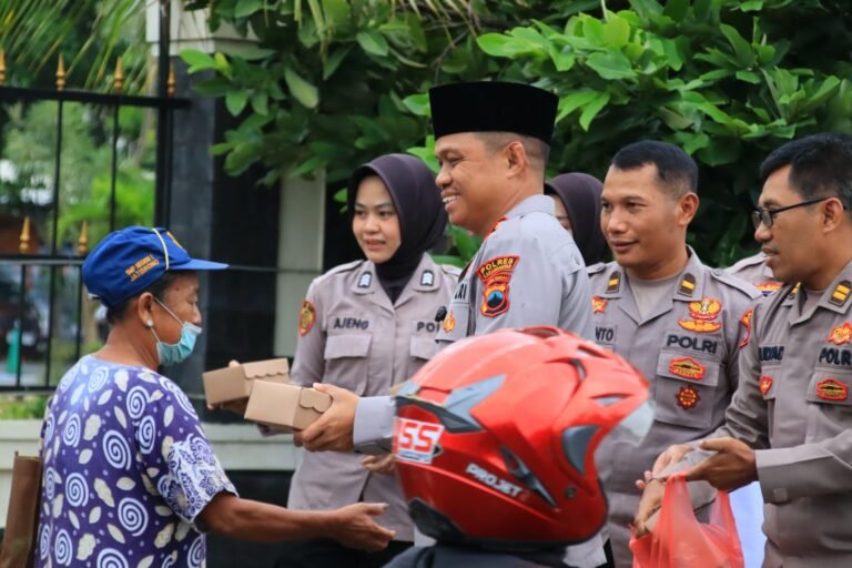 Kapolres Karanganyar Berbagi Takjil untuk Masyarakat