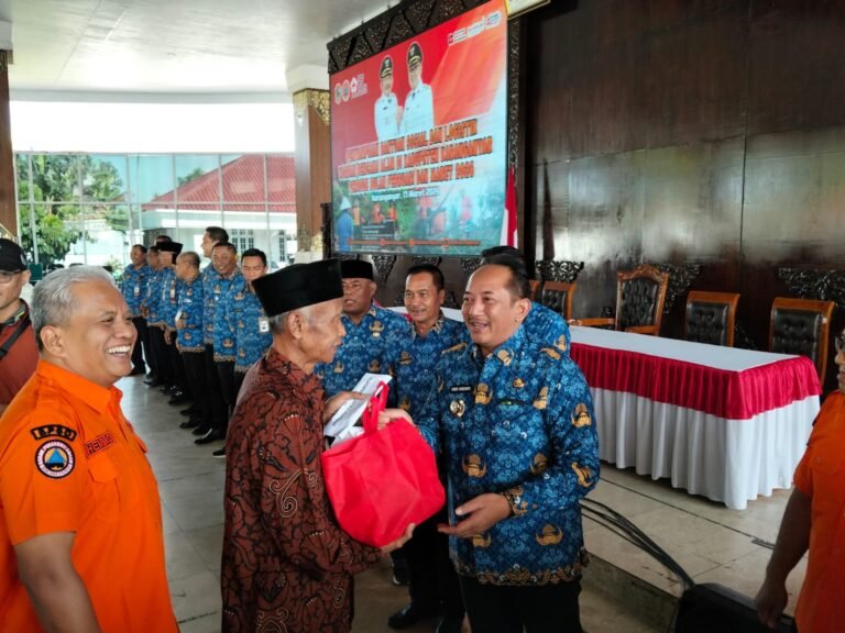 Gelontorkan Rp 619 Juta untuk Korban Bencana, Bupati Rober Berharap Warga Terdampak Lekas Pulih