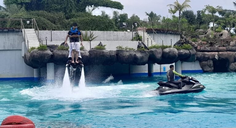 Flyboard Show Ekstrem, Sensasi Terbang di Ketinggian Wisata Dusun Semilir